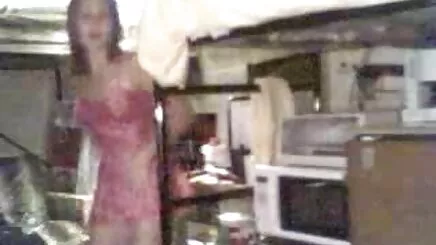 Arka bahçede oynamaktan acı çekti amatör götten sex