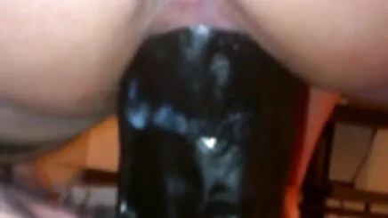 Kadın kızın boynuna bir yaka koyar ve sonra amatör yerli porno onunla oynar